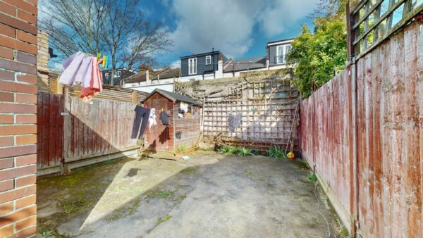 Three Bedroom House To Let in Tooting
