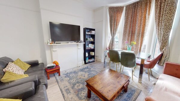 Three Bedroom House To Let in Tooting