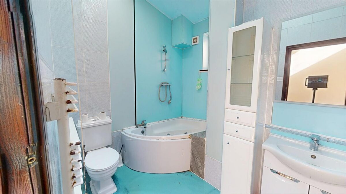 Ground Floor Flat with two garages - Fairview Road