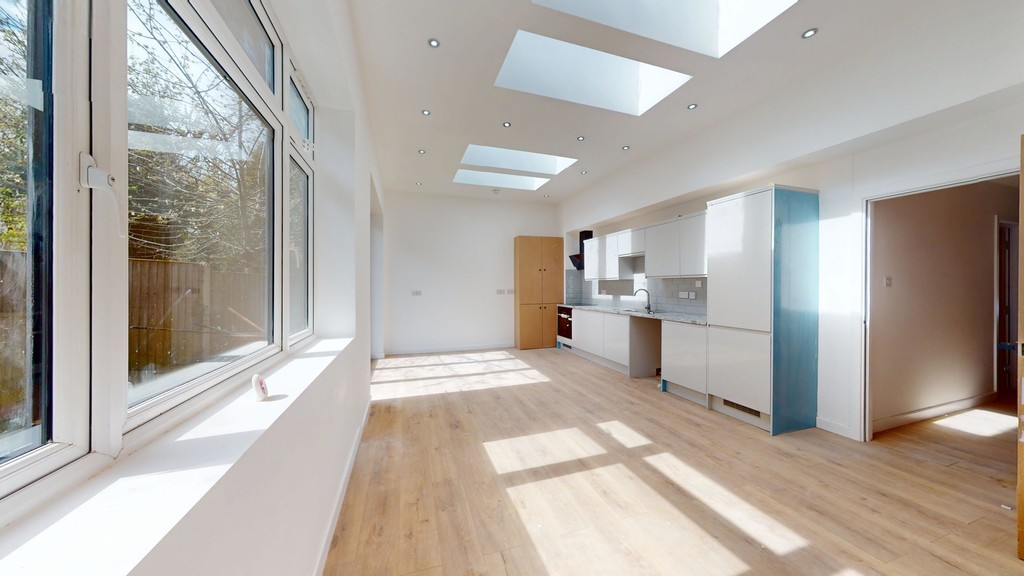 3 Bedroom Flat To Let In Croydon