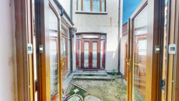 Ground Floor Flat with two garages - Fairview Road
