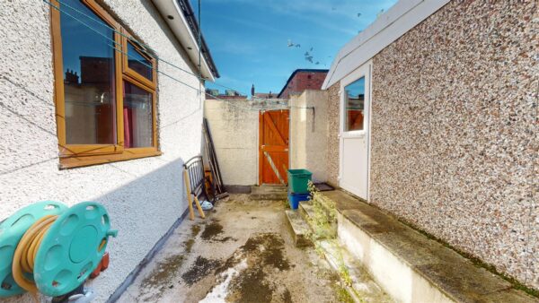 Ground Floor Flat with two garages - Fairview Road