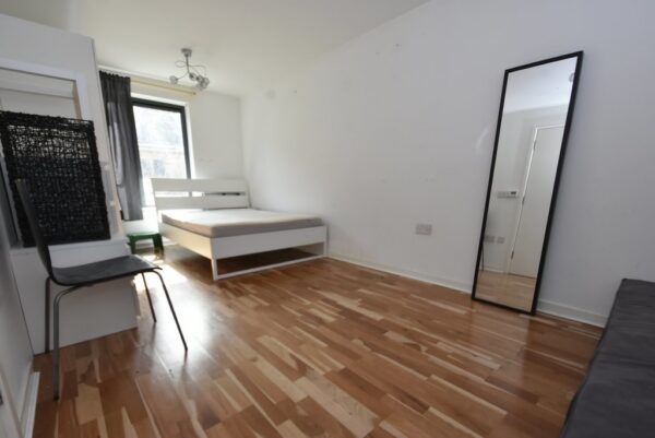3 Bedroom Flat to Rent in Brixton