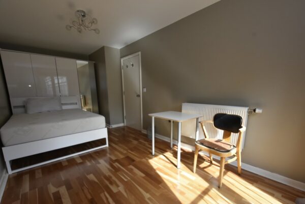 3 Bedroom Flat to Rent in Brixton