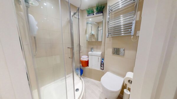 Split level one bedroom flat in Woodside