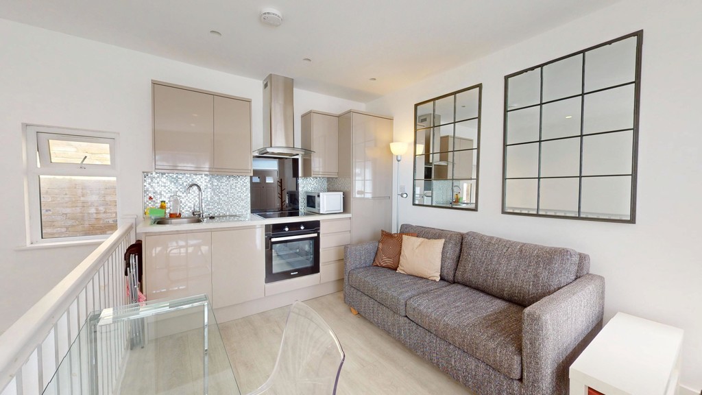 Split level one bedroom flat in Woodside