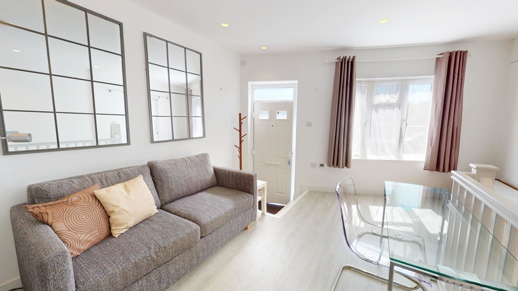Split level one bedroom flat in Woodside