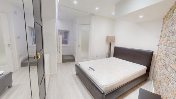 Split level one bedroom flat in Woodside