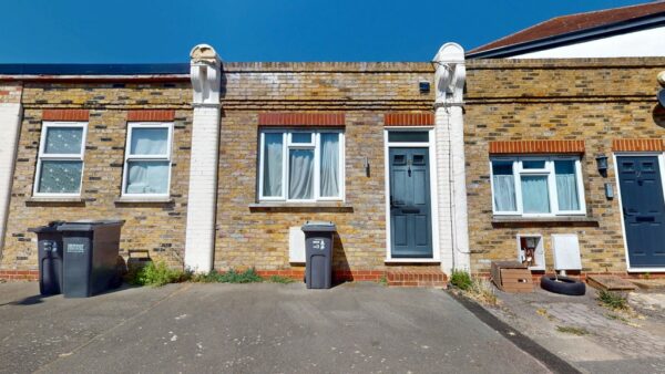 Split level one bedroom flat in Woodside