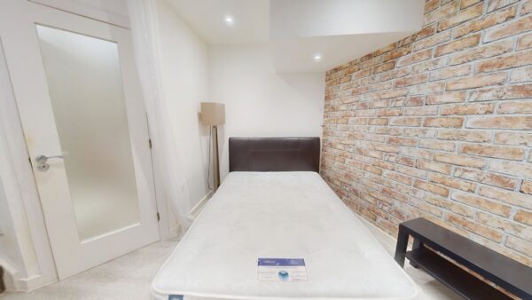 Split level one bedroom flat in Woodside