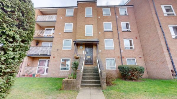 A two bedroom flat to rent in Wallington