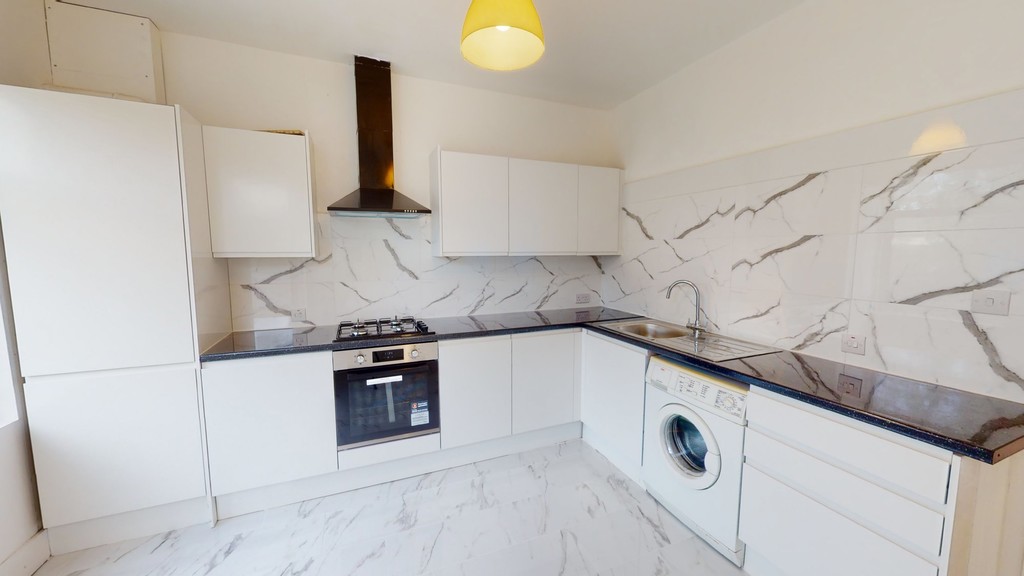 Three bedroom flat to rent in Norbury