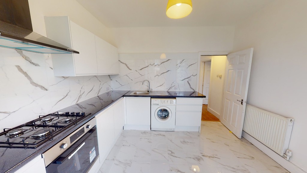 Three bedroom flat to rent in Norbury