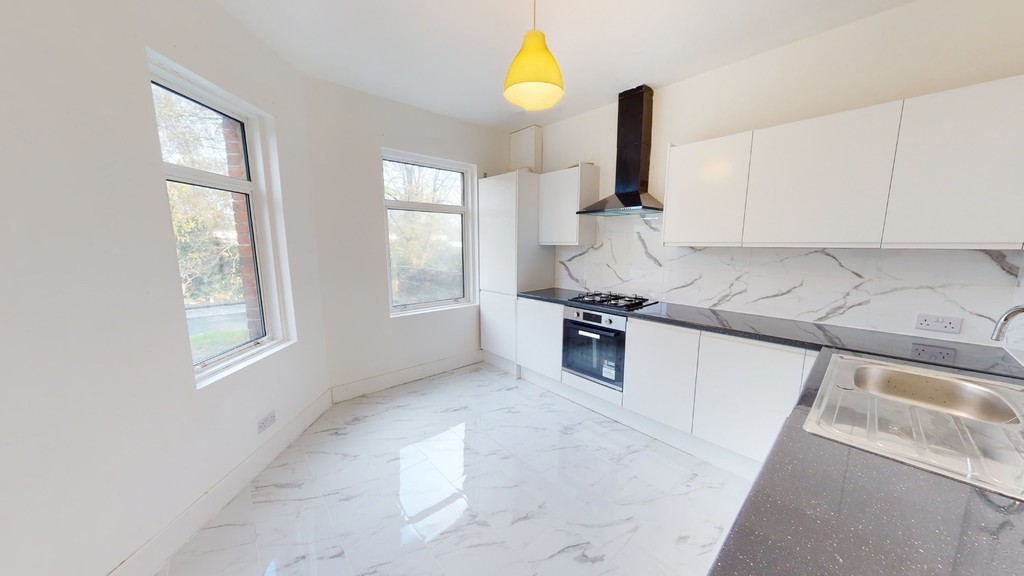 Three bedroom flat to rent in Norbury