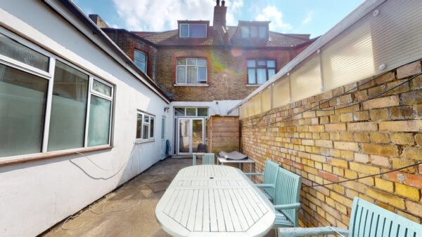 Three bedroom ground floor flat in Norbury