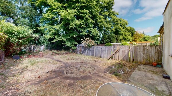 Three bedroom ground floor flat in Norbury