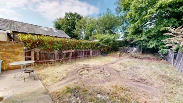 Three bedroom ground floor flat in Norbury