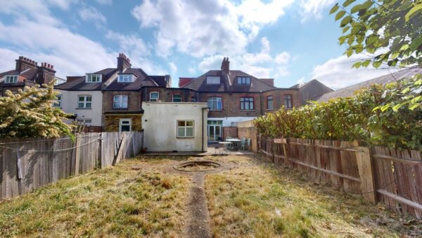 Three bedroom ground floor flat in Norbury