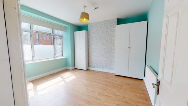 Three bedroom ground floor flat in Norbury