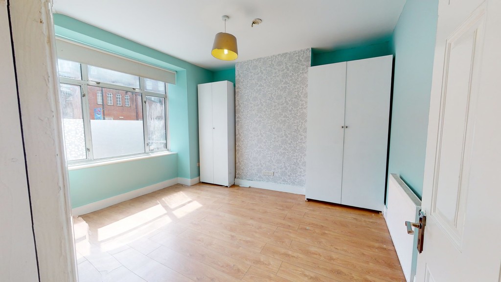 Three bedroom ground floor flat in Norbury