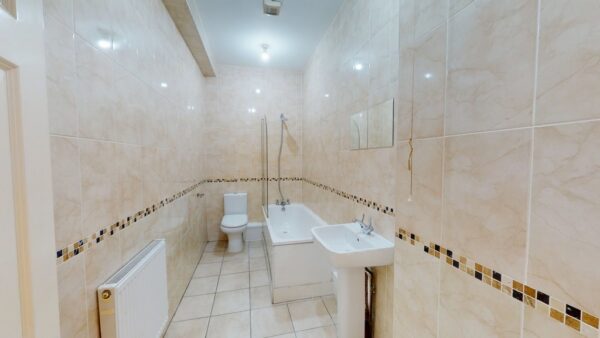 Three bedroom ground floor flat in Norbury