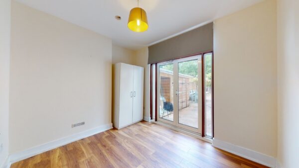 Three bedroom ground floor flat in Norbury