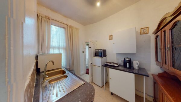 One bed apartment in shared house to Let in Norbury