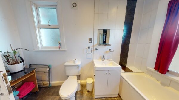 One bed apartment in shared house to Let in Norbury
