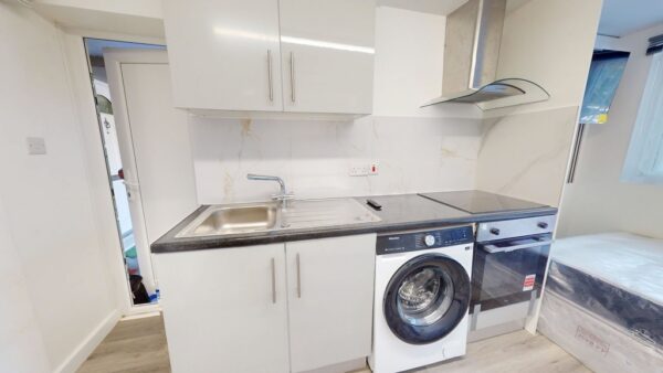 Self Contained Studio, Mitcham CR4