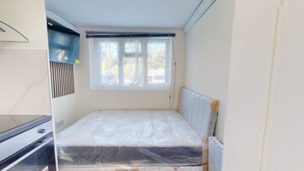 Self Contained Studio, Mitcham CR4