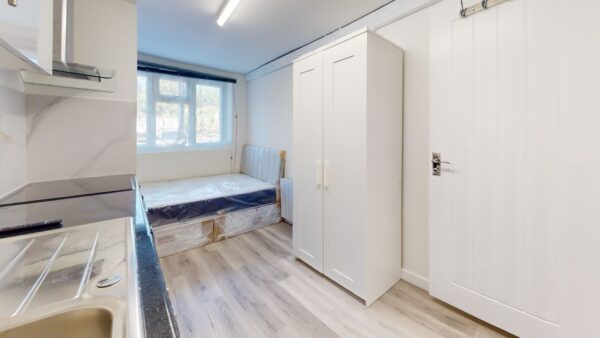 Self Contained Studio, Mitcham CR4