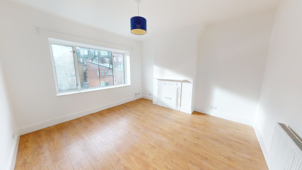 Three bedroom flat to rent in Norbury