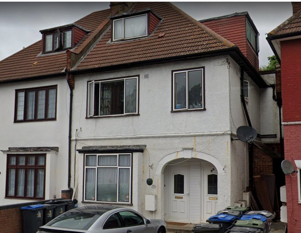 Three bedroom ground floor flat in Norbury