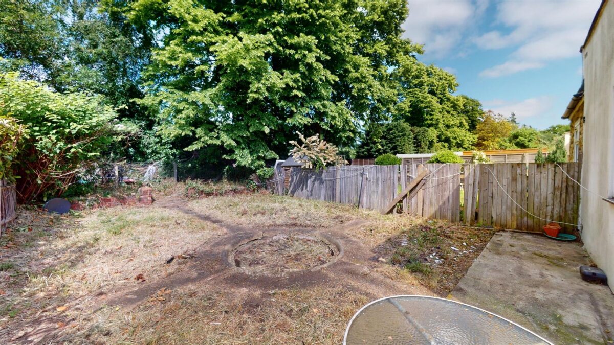 Three bedroom ground floor flat in Norbury