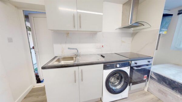 Self Contained Studio To Let In Mitcham
