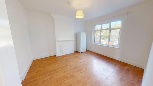 Three bedroom flat to rent in Norbury