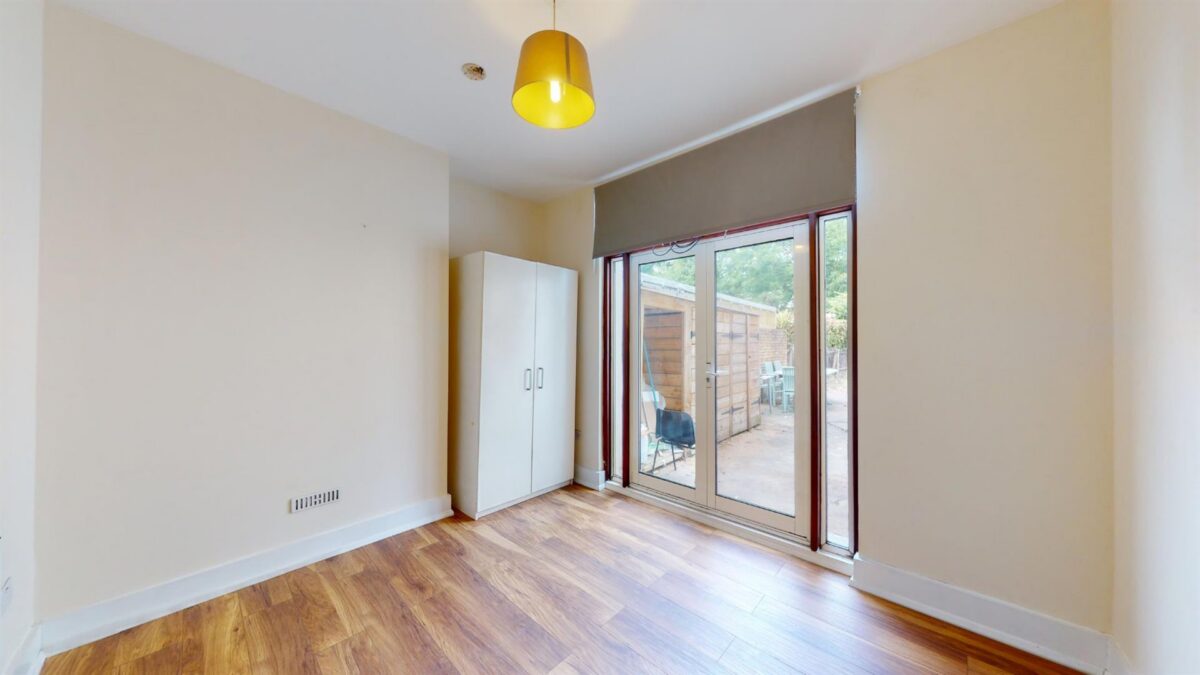 Three bedroom ground floor flat in Norbury