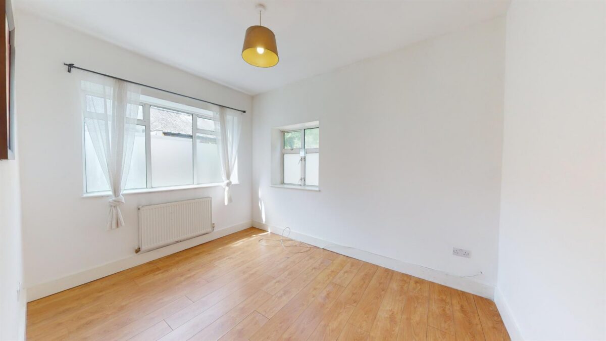 Three bedroom ground floor flat in Norbury