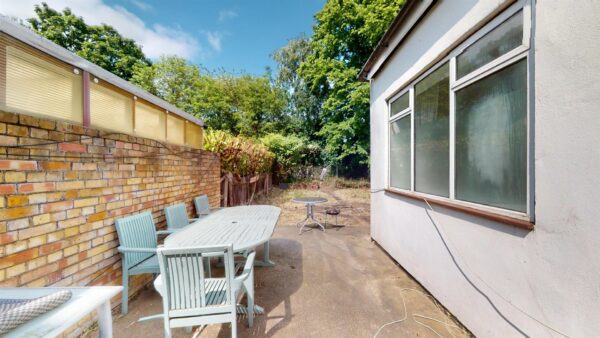 Three bedroom ground floor flat in Norbury